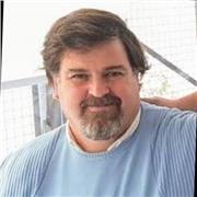 Profesor de Inglés con formación académica sólida, visión innovadora y trayectoria en gestión educativa
